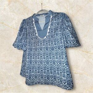 Chic Blue & White Floral Women's Blouse with puff sleeves & ric rac. Size small.